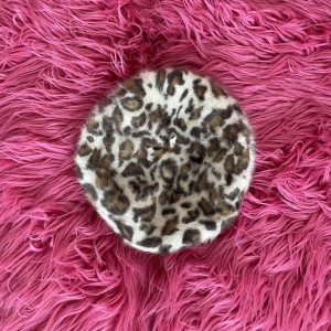 Basker med leopardmönster - Världens gulligaste accessoar, leopardmönstrad basker i mysigt material!