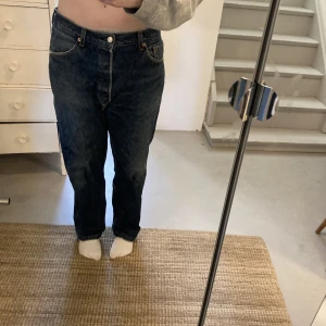 Levi’s jeans - Ett par blå levi’s jeans i bra skick, dock e de lite slitna nere vid bena