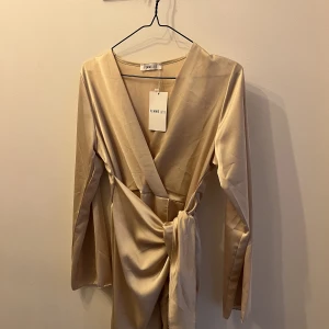 Klänning  - Ny från Nelly. Stolek 38. 