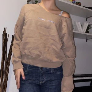 Tröja - 💗Nu är det äntligen dags att sälja en av mina favorit tröjor. Är skit mysig och håller en varm i alla väder. Klippt av necklinen, och är väl använd. I storlek S-M.  Säljer billigt eftersom jag vill bli av med den snabbt! 💗