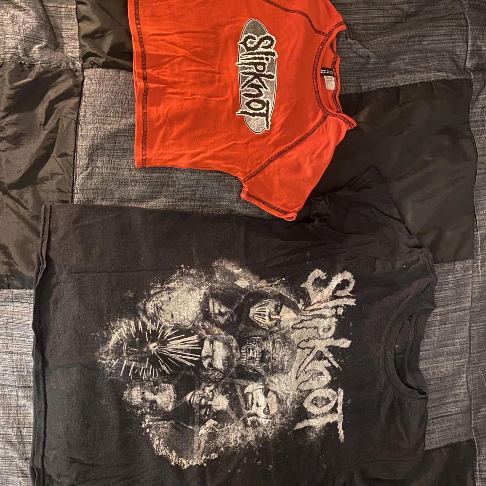 Två slipknot tröjor som jag inte längre använder, båda är i fins skick💕 Priser-Den svarta går för 110kr (köpt för 249kr) Och den röda för 50kr. T-shirts.