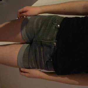 Shorts gråa  - Väldigt långt pris på väldigt fina shorts 