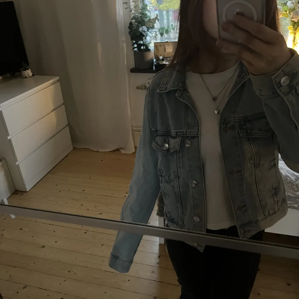 Ljusblå jeansjacka Stl xs. Inga skador alls🥰 Dm för frågor/fler bilder 💕 . Jackor.