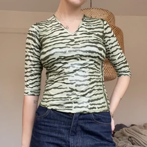 Xanaka ormmönster topp 🐍 - Köpt på vinted💚Ascool att ha både till fest och vardag :)