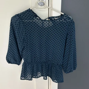 Topp - Topp från Lindex aldrig använd. Passar till fest och vanliga dagar. Normal i storlek!