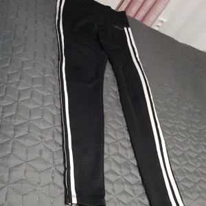 Trännings byxor - Jag säljar tränings byxor frpn addidas storlek S köpte från stadium, den är i jätte bra skick. Köparen står för frakt.  