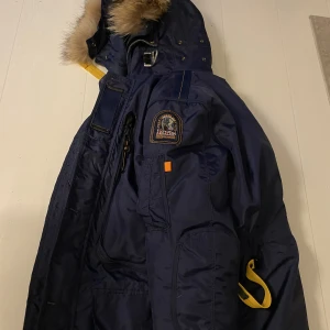 Parajumper  - Helt ny. Storlek m men passar även s. Både killar tjejer kan ha den de passar båda lika bra. Pris kan diskuteras 