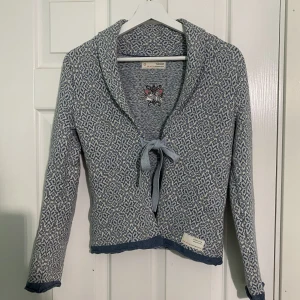 Odd Molly kofta  - Odd Molly kofta (132) näst intill oanvänd. Storlek 0 vilket motsvarar xs.