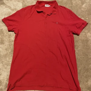 J.Lindeberg Piké - Tja, säljer nu en snygg J.Lindeberg piké | Storlek: M | Skick: 8/10. Kan posta mot betalning annars går det att mötas upp i Gävle. Var inte rädd att ställa frågor vid intresse! 