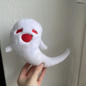 Hu tao spöke i gosedjursform <3 - Hu taos spöke från genshin inpact handsydd från en small business ^^ perfekt som cosplay prop