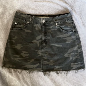 Camo Denim Mini Skirt - Högmidjad minikjol från topshop, använd fåtal ggr.