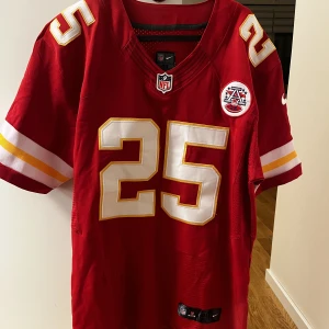 NFL - NFL tröja , osäker på lag. Storlek M med Charles på ryggen.