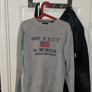 Gant tröja - Hej, säljer en fin grå Gant tröjan i storlek L men passar även M. Tröjan har inga hål eller slitage. Rökfritt hem