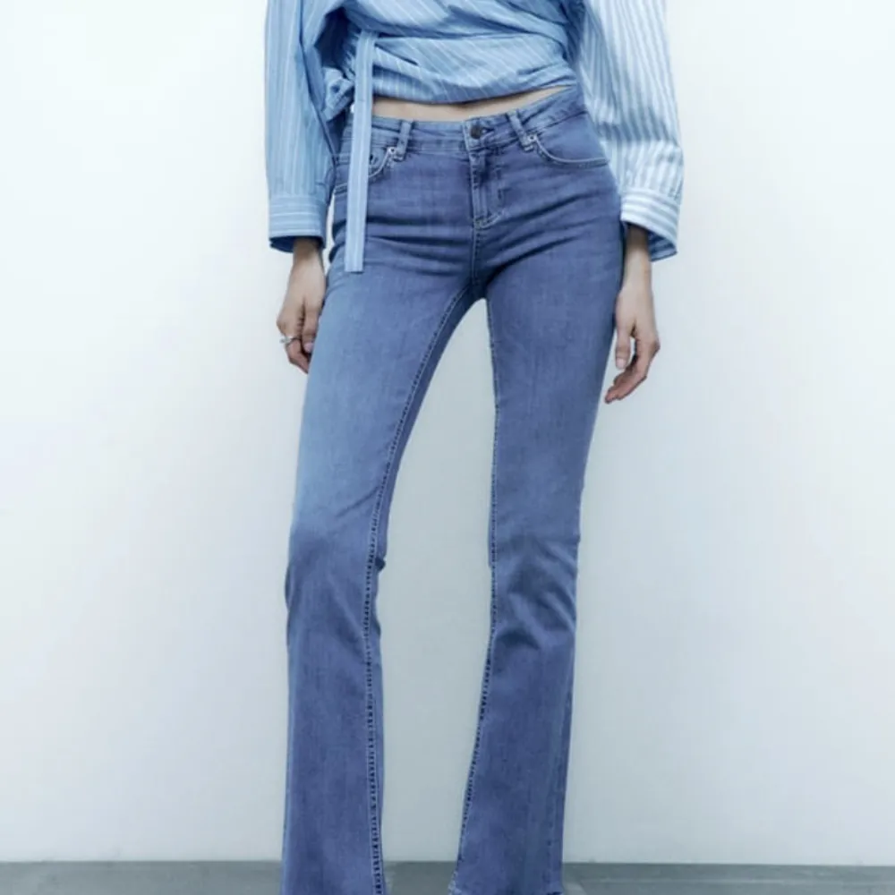 Fina zara jeans i modellen low rise bootcut i stl 38. Färgen ”blå”. Säljs då de ej kommer till användning. Endast använda ett fåtal ggr och säljs inte längre på deras webbsida. . Jeans & Byxor.