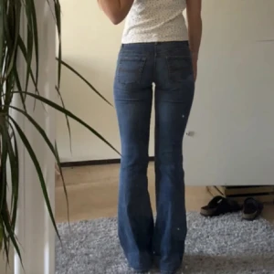 Lågmidjade jeans - Säljer dessa snygga lågmidjade jeans då de ej kommer till användning.   Nyskick!  Använd köp nu 🤍(defekt på dragskedja, lätt att fixa)
