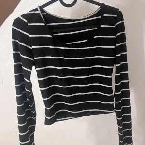 Randig tröja  - Aldrig använd, lite croppad 