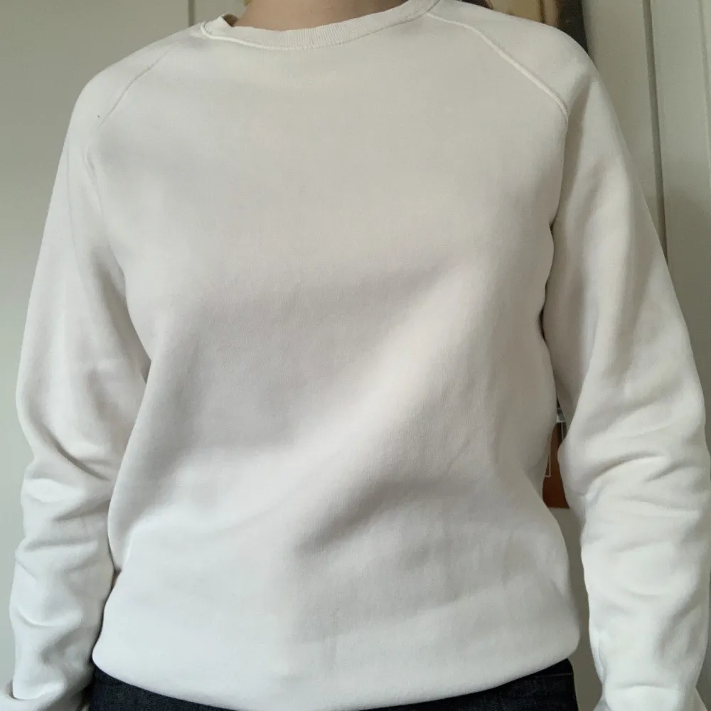 Skön oversized sweatshirt från Weekday. Det är stroken S men sitter oversized på mig som vanligtvis bär storlek M.. Hoodies.