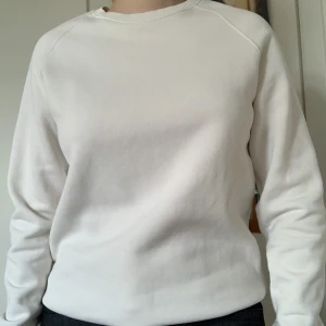 Vit sweatshirt - Skön oversized sweatshirt från Weekday. Det är stroken S men sitter oversized på mig som vanligtvis bär storlek M.