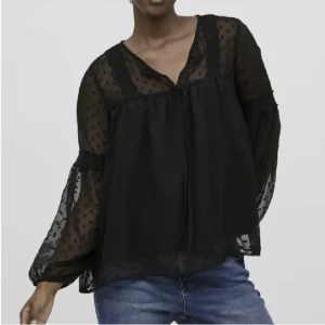 Svart blus - Säljer min svarta blus från Vila, helt oanvänd, nypris 349kr, skriv för fler bilder🙏🏼