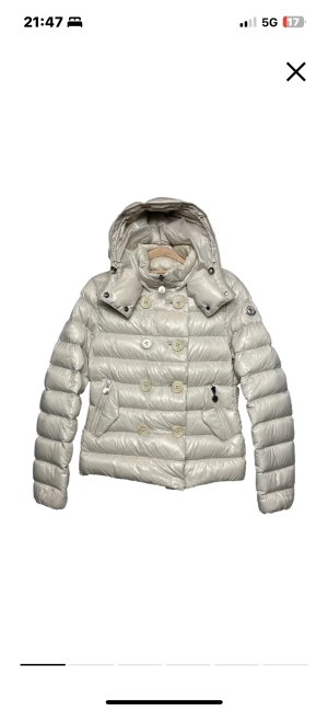Vit moncler - Säljer endast vid bra pris!Modell : MONCLER PLANE GIUBBOTTO DOWN PUFFER HOOD JACKET Säljer pga gillar inte passformen, orange inuti vid halsen Storlek 2, skulle säga passar en normal S Skriv för fler bilder 💓 Köpt på Vestiaire 