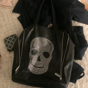 Väska  - Jätte fin svart väska som jag säljer pågrund av att den inte kommer till användning❤️