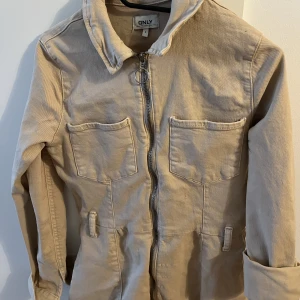 Jeans jacka / klänning  - Från only aldrig använd!  Färger är beige brun ❤️