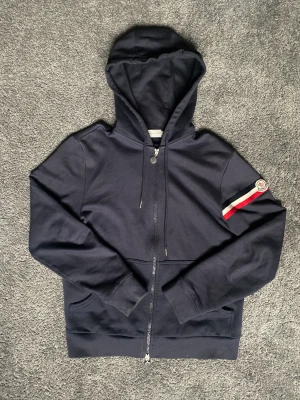 Moncler zip Hoodie  - Säljer nu denna moncler zip Hoodie i bra skick strolek M men passar S givetvis äkta
