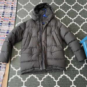 Peak performance dunjacka - Jackan är andvänd endast ett fåtal gånger. Det är 2 små hål som kan skickas bild på vid intresse. Den kostar 3500kr ny. Priset är diskuterbart.
