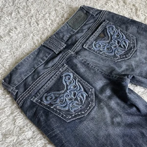 Vintage Guess Los Angeles 1981 - Så sjukt snygga vintage jeans!💕Lågmidjad och bootcut modell, galet snygga detaljer både bak och fram. Innerbenslängd: 82cm, midjemått rakt över: 41cm! Köpte här på Plick men har aldrig använt då de var för långa. 💛 Skriv för fler bilder! 🫶