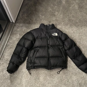 TH NORTH FACE - Säljer en väldigt varm THE NORTH FACE 700 puffer jacka. Nypris 3095kr. Skriv för fler frågor.