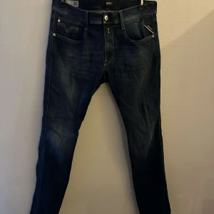 Replay anbass jeans - Tvär snygga Replay anbass, skicket på dessa är som nya då dom endast är testade hemma, tveka inte på skriva om ni har frågor!!!