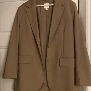 Brun blazer  - Brun/beige blazer från H&M. Använd 2 gånger så bra skick. Nypris 500 säljer för 300