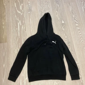 Puma hoodie  - En Puma hoodie i väldigt bra skick som tyvärr inte passade mig. Den är i storlek S priset kan diskuteras! 
