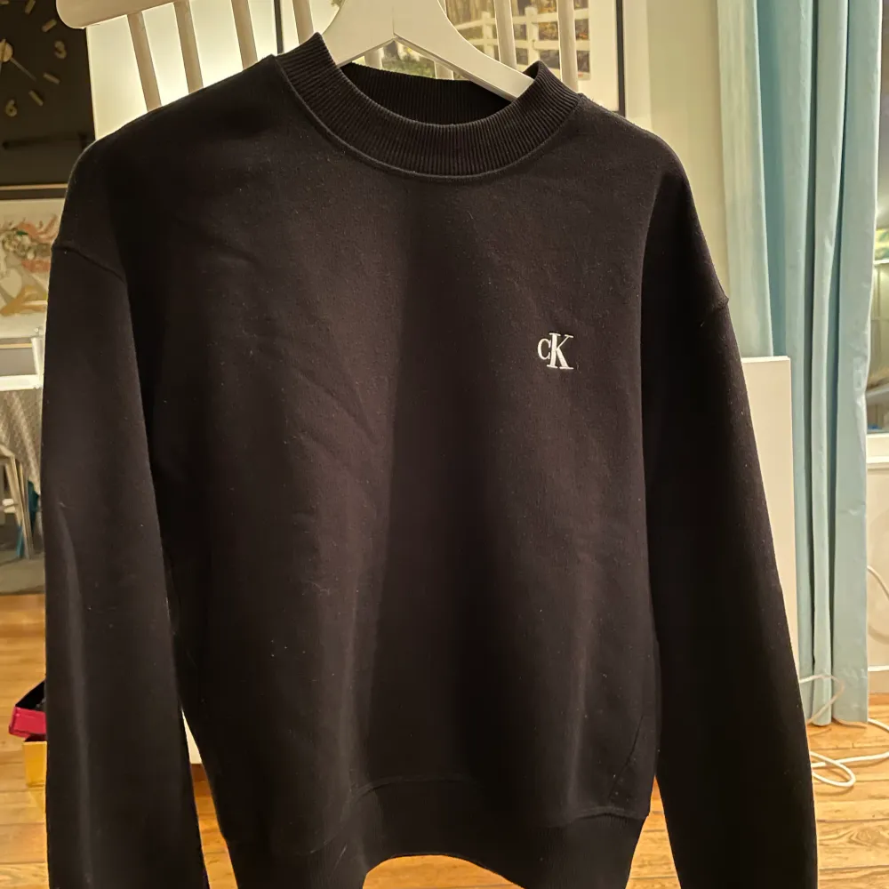 Svart Calvin Klein tröja i storlek M, passar perfekt på mig som brukar ha S. Ganska använd men i fint skick, pris kan diskuteras. . Tröjor & Koftor.