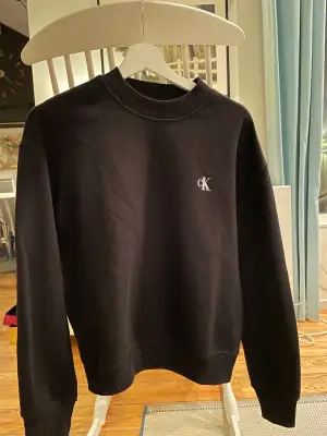 Svart Calvin Klein tröja i storlek M, passar perfekt på mig som brukar ha S. Ganska använd men i fint skick, pris kan diskuteras. 