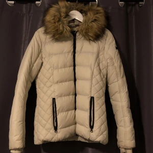 Polo club jacka - TRYCK GÄRNA PÅ KÖP. Vinterjacka från polo club strl S. Fint skick, i princip inga tecken på användning förutom lite foundation på kragen men det syns inte så mycket, använd en säsong. Lite osäker på nypriset men jag köpte den på rea 900kr. Mitt pris 500.