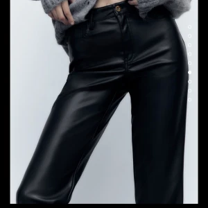 Skinbyxa - Säljer mina skidbyxor från zara🤩 byxorna är mid waist. Köpta förra året och sällan använda. Köpta för 400kr ❣️ Skriv för fler bilder!