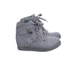 klackskor - Säljer nu dessa SJUKT snygga klackskorna (ish), passar perfekt i storlek!!💘 hör av vid mer frågor💋