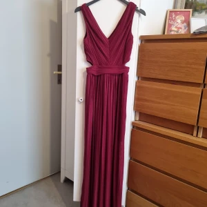 Klänning - Har använt endast 1gg