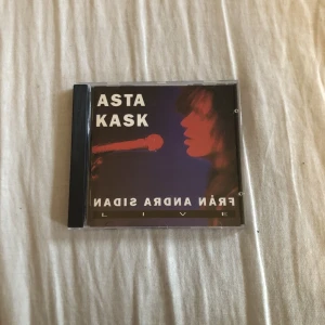 från andra sidan live - asta kask  - begagnat fint skick. ⭐️  tar ej köp nu!!! betalning via swish i privat chatt. frakt tillkommer på 45kr ifall du ej kan mötas upp i östersund.