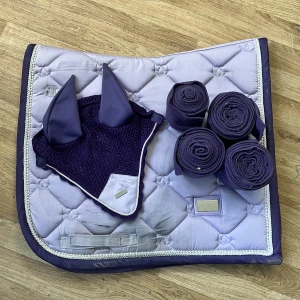ES LAVENDER SET - Säljer detta set i färgen lavender från Equestrian Stockholm! Fint skick, och tvättas såklart innan köp!! 🦄 OBS!! Stropparna är avklippta och även lindorna men endast Max 1m. Ordinarie pris: ungefär 1900kr