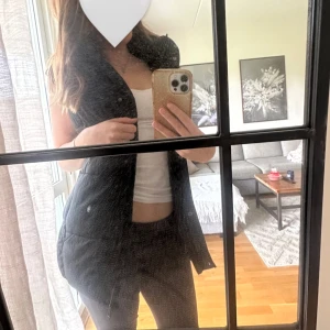 Zara väst svart - Jättefin fodrad väst från zara köpt för ca 1 år sedan men inte kommit till användning pga att jag har växt ur den! 