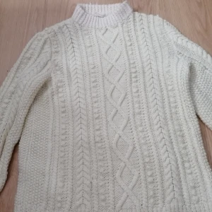 Tröja  - En tröja som inte kommer till användning längere 🥰förlåt för min kamera skriv gärna och fråga om fler bilder🤗