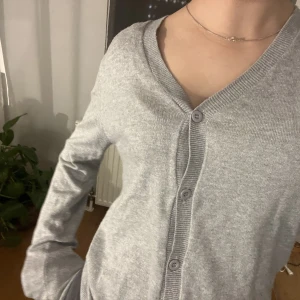 Fin kofta - Grå kofta från kapphal köpt på barnavdelningen men är i vanlig storlek xs-s❤️ Inga defekter