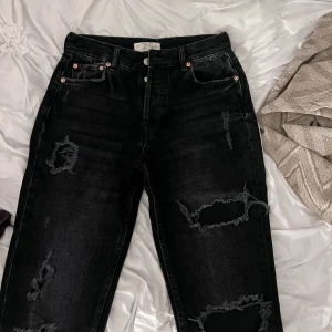 Jeans - Fina svarta jeans som är lite stora i storleken. Jätte fina men använda inte och har nog använts 1-2 gånger. Inga defekter