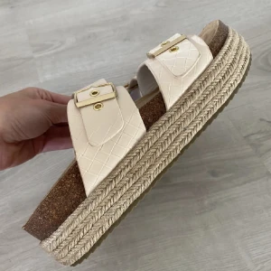 Tofflor - Säljer dessa fina tofflor då dem tyvärr var lite stora för mig! 