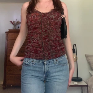 Blommigt linne - Meshlinne med ett täckande lager under i mörkt blommigt mönster, från Mexx! Står stl M men är som en XS/S 💌