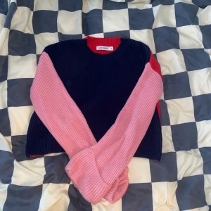 Flerfärgad stickad crop top - Stickad crop top från Carin Wester i rosa, rött och blå. Ärmarna är långa och vida. Den är så sjukt mysig! 