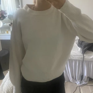 Stickad tröja - Vit stickad tröja, något nopprig. Frakt tillkommer 💓