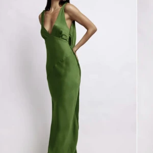 Balklänning - Säljer min balklänning från Meshki💚🤍 Endast använd 1 gång 